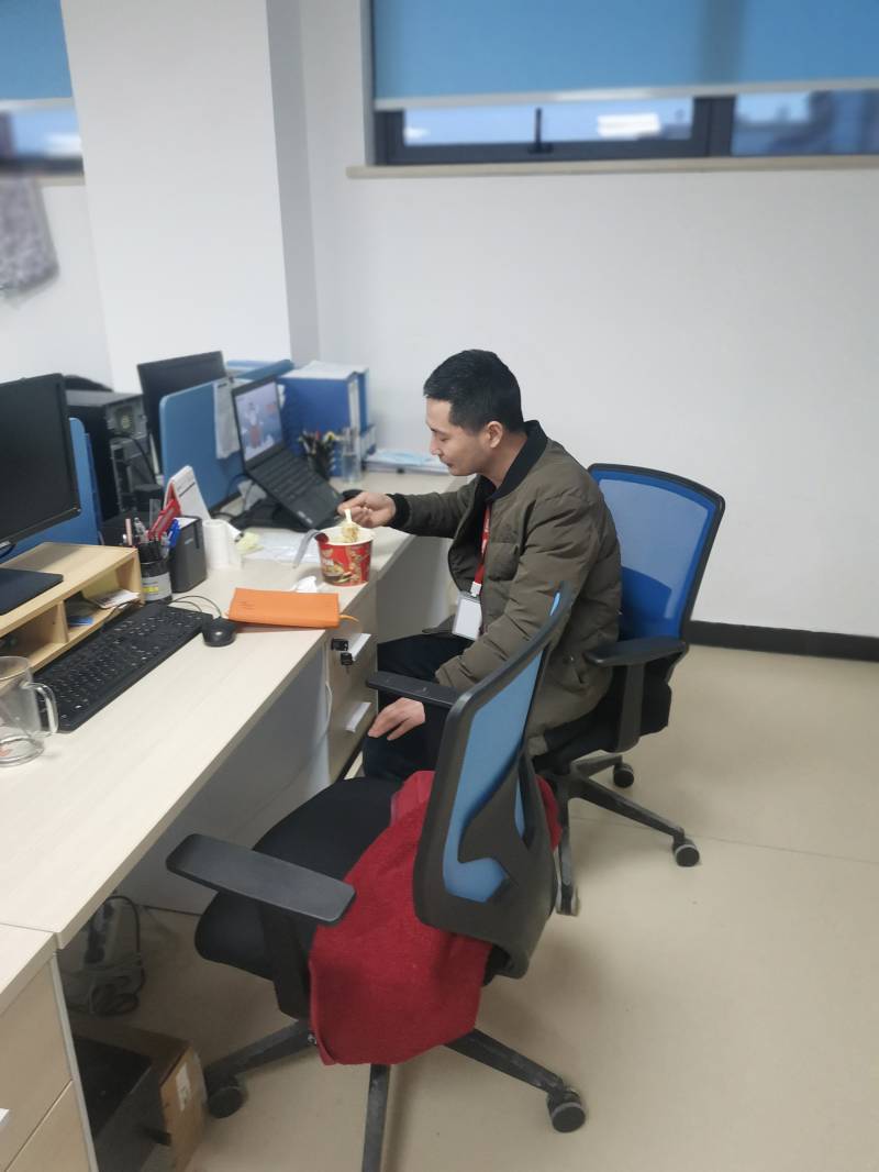 开发部张林海，，，在疫情爆发的时间毅然决然重新昌来到了上海，，，真正的逆行者，，，和上海的开发部同事一起共克时艰(1).jpg